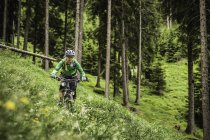 Donna mountain bike in collina, Merano, Alto Adige, Italia — Foto stock