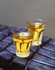 Пьет сидр в стаканах на деревянном столе — стоковое фото