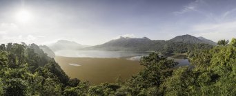 Vista panorâmica da floresta tropical e costa à luz do sol — Fotografia de Stock