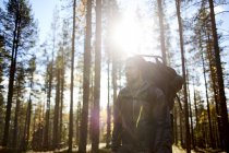 Турист с рюкзаком позирует в лесу — стоковое фото