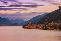Vista panorámica de Malcesine, Lago de Garda, Italia - foto de stock