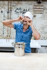 Шеф-повар играет со спагетти на кухне — стоковое фото