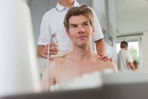 Médico que utiliza a ecografia no doente — Fotografia de Stock