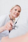 Medico esaminando donne incinte pancia — Foto stock