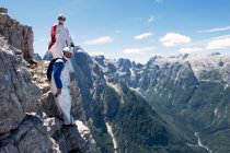 Saltadores BASE se preparando para saltar juntos de penhasco, Alpes italianos, Alleghe, Belluno, Itália — Fotografia de Stock