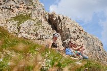Randonneurs reposant sur une colline rocheuse, Autriche — Photo de stock
