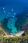 Vue en angle élevé des yachts ancrés dans la baie côtière, Majorque, Espagne — Photo de stock