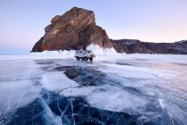 Véhicule touristique hors route au cap Khoboy, lac Baïkal, île Olkhon, Sibérie, Russie — Photo de stock