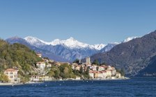 Vista lejana de Village on Lake Como, Lombardia, Italia - foto de stock