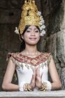 Bailarina Apsara Femenina, Templo Bayon, Angkor Thom, Camboya - foto de stock