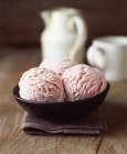 Strawberry ice cream in bowl, close up — Stock Photo