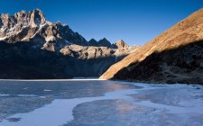 Montañas con vistas al valle congelado - foto de stock