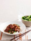 Carne estofada con verduras y arroz - foto de stock