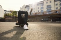Junger Mann auf Skateboard liegend, entspannend, bristol, uk — Stockfoto