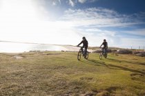 Couple cycliste sur la côte, Connemara, Irlande — Photo de stock
