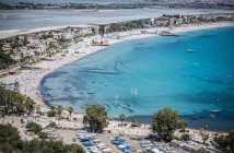 Vista ad alto angolo di affollata spiaggia turistica e alberghi, Cagliari, Italia — Foto stock