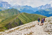 Vista panorámica de los excursionistas en la ladera rocosa de la montaña, Austria - foto de stock