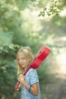 Ritratto di ragazza con ukulele rosso nel bosco, Buonconvento, Toscana, Italia — Foto stock