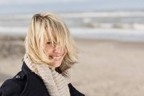 Lächelnde Frau am Strand — Stockfoto