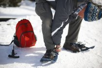 Homem vestindo sapatos de neve, Lago Louise, Canadá — Fotografia de Stock