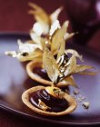 Primo piano delle crostate di cioccolato all'uva spina mantello — Foto stock