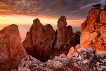View of rock formations at sunset from Ai-Petri Mountain, Crimea, Ukraine — Stock Photo