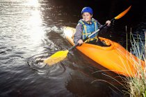 Kayaker remare nel lago tranquillo — Foto stock