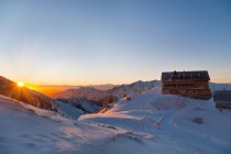 Дом на холме в снежном пейзаже — стоковое фото
