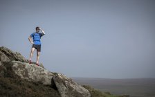 Мужчина бегун, выглядывающий из Станаж Эдж, Пик Дистрикт, Дербишир, Великобритания — стоковое фото