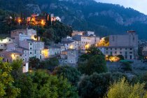 Beleuchtete Gebäude und wunderschöne Berge bei serra de tramuntana, Mallorca, Balearen — Stockfoto