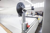Lavoratrice che lavora sulla macchina per il taglio di modelli in fabbrica di abbigliamento — Foto stock