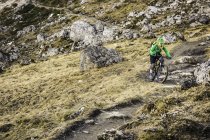 Ciclista in zona mountain bike, Kleinwalsertal, sentieri sotto Walser Hammerspitze, Austria — Foto stock