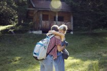 Duas amigas abraçando na clareira da floresta, Sattelbergalm, Tyrol, Áustria — Fotografia de Stock