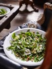 Салат з дитячим шпинатом і лісовими горіхами на тарілці — стокове фото