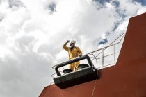 Рабочий причаливает нефтяной танкер на палубе, жестикулируя руками — стоковое фото
