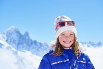 Retrato de menina em roupas de inverno, Chamonix, França — Fotografia de Stock