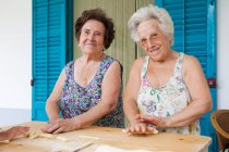 Mulheres mais velhas fazendo massas juntas — Fotografia de Stock