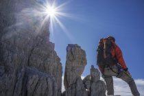 Альпинист, смотрящий на скалистые стены, Брента Доломиты, Италия — стоковое фото