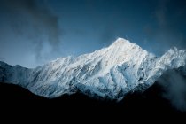 Montaña del Himalaya en Nepal - foto de stock