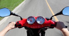 Манометры и зеркала на скутере — стоковое фото