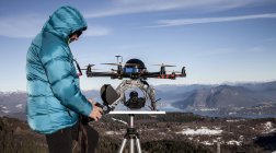 Reifer Mann bereitet sich auf Drohnenflug vor, Stress, Piemont, Italien — Stockfoto