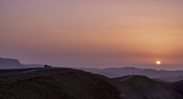 Семья, стоящая на горе во время красивого заката в Израиле — стоковое фото