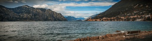 Vista panorámica de Malcesine, Lago de Garda, Italia - foto de stock