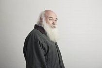 Ritratto di uomo anziano con barba bianca — Foto stock