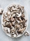 Cogumelos em fatias frescas — Fotografia de Stock