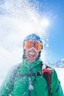Ritratto di sciatore maschio maturo ricoperto di neve polverosa, massiccio del Monte Bianco, Alpi Graie, Francia — Foto stock