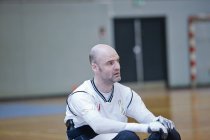 Человек в инвалидной коляске занимается спортом в помещении — стоковое фото