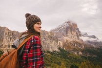 Senderista disfrutando de paisajes, Monte Lagazuoi, Alpes Dolomitas, Tirol del Sur, Italia - foto de stock