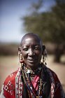Sorrindo mulher Maasai vestindo jóias — Fotografia de Stock