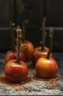 Manzanas de caramelo en palitos - foto de stock